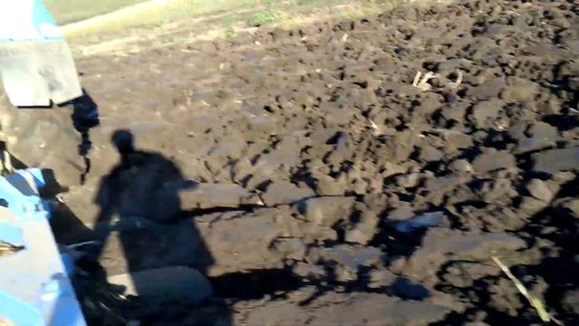 вспашка с самодельном плугом плн 3-30 на мтз 82.1 смотреть онлайн