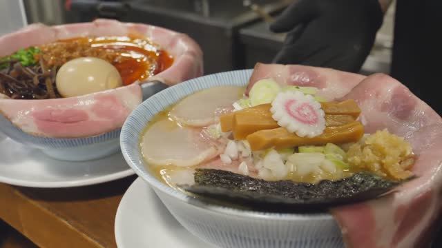 Супер мясной Рамэн! Просто мясная бомба! смотреть онлайн