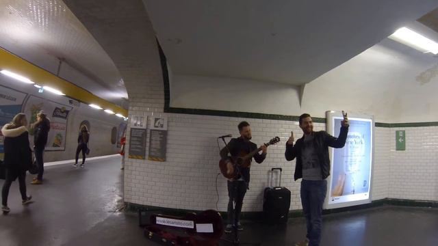 Париж. Не смог пройти мимо, талантливый музыкант. смотреть онлайн