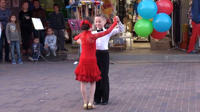 Приобщаем город к бальным танцам. Аделина, Адам, Тая и Томас смотреть онлайн