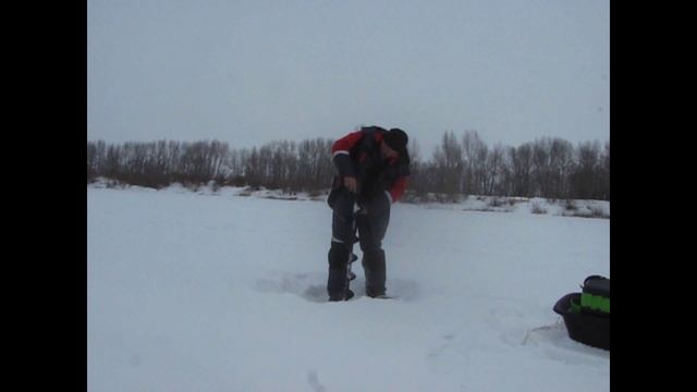 Тестируем шуруповёрт на ледобуре 130 мм. смотреть онлайн