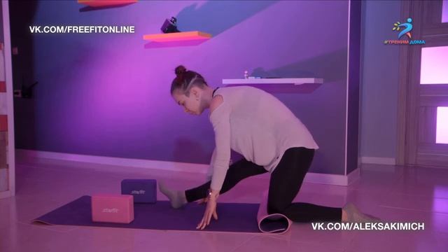 Растяжка задней и передней поверхности бедра. Продольный шпагат. смотреть онлайн