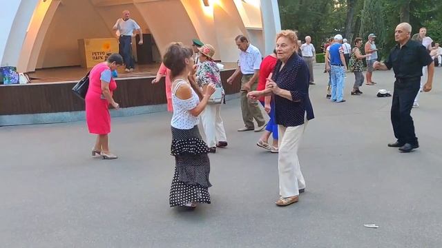 Какими раньше были мы такими и остались Танцы в парке Горького Харьков Август 2021 смотреть онлайн
