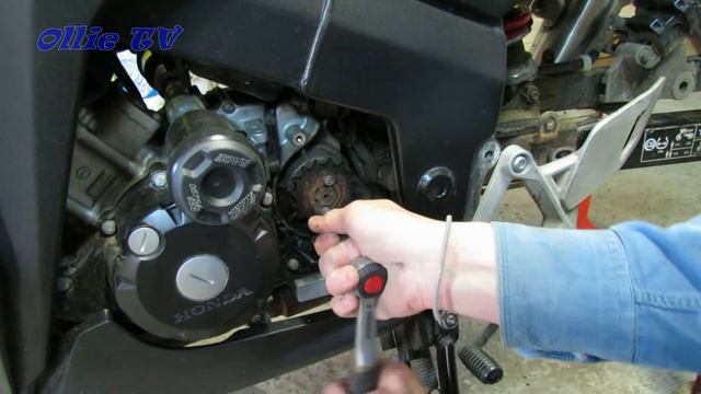 Kettensatz wechseln am Motorrad . Honda CBR 125 R. смотреть онлайн