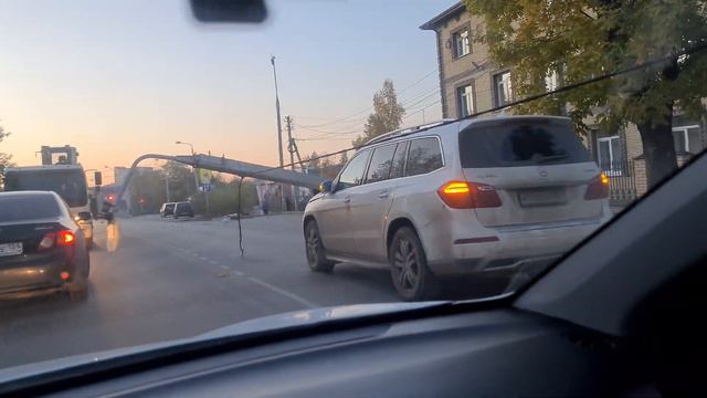 Столб упал на мерседес смотреть онлайн