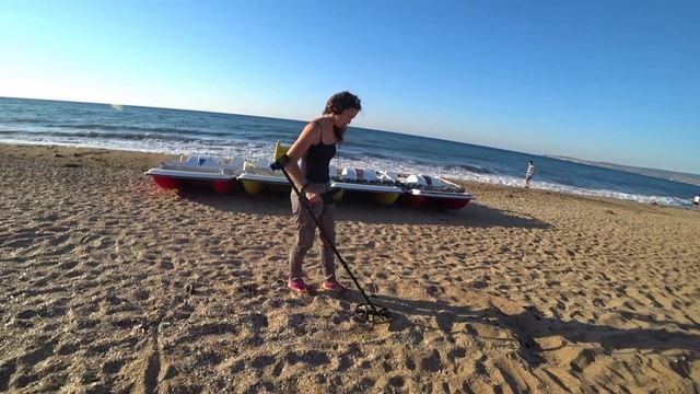 Женский коп на пляже в Крыму! Нашли золото! смотреть онлайн