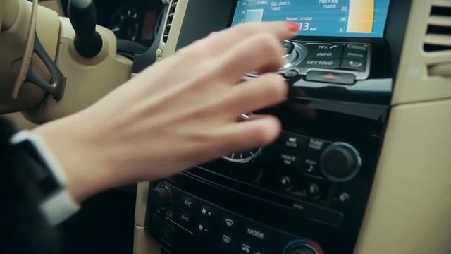 Красотка и Infiniti FX30 - идеальное сочетание смотреть онлайн