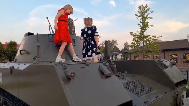 Что надо для хорошего вечера? Семья прогулка. смотреть онлайн