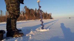 ПЕРВАЯ РЫБАЛКА НА ЛЬДУ. Усть- илимское водохранилище.