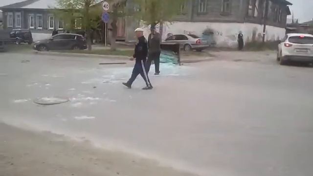 Разбитое стекло на ул. Ленина в Каменске-Уральском. смотреть онлайн