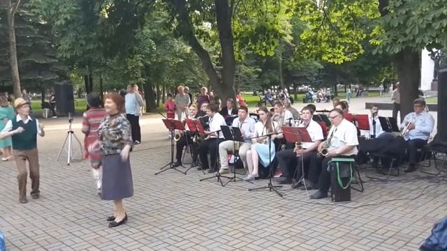 Пенсионеры зажигают . Megadance в парке смотреть онлайн