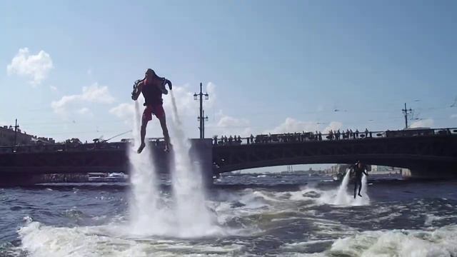 Jetlev-Flyer на празднике ВМФ 2014 летим под мостами по каналам СПБ смотреть онлайн