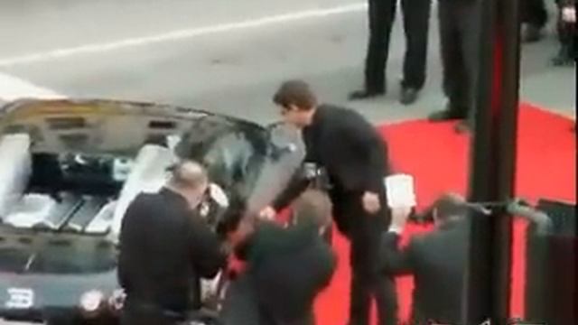 tom-cruise-cannot-open-the-door-of-his-bugatti-veyron-ar8283 смотреть онлайн