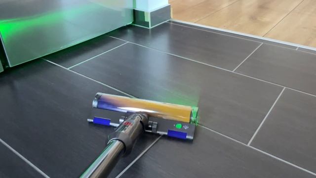 Dyson Slim V12 Absolute - unser neuer Akku Staubsauger? Im Vergleich mit unsren Dyson V8 смотреть онлайн