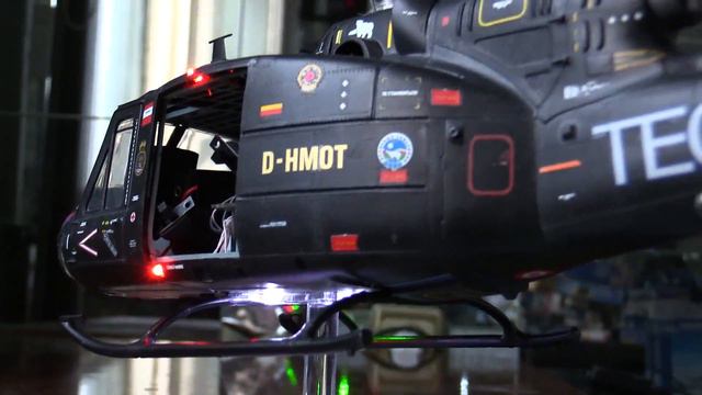 Модель вертолета Bell UH-1 "Iroquois" фирмы "Revell" в 24 масштабе с моторами и диодами смотреть онлайн