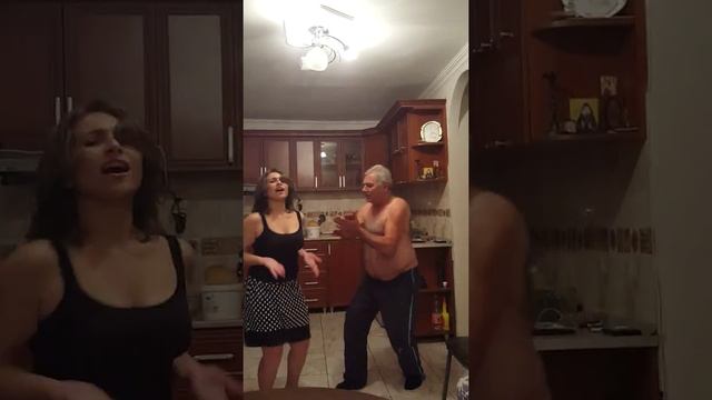 дед с внучкой зажигают:) смотреть онлайн