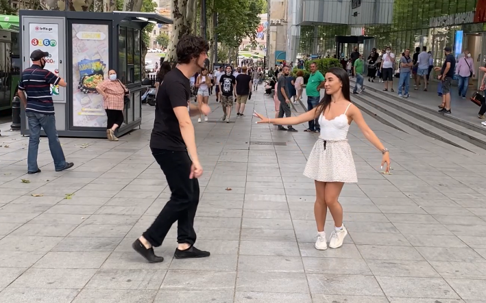 Лезгинка В Тбилиси 2023 Девушки Танцуют Просто Четко С Парнями В Руставели Чеченская ALISHKA Аминка смотреть онлайн