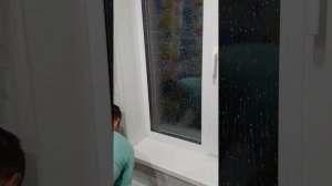 как клеить пленку самоклеющуюся на окно 2.