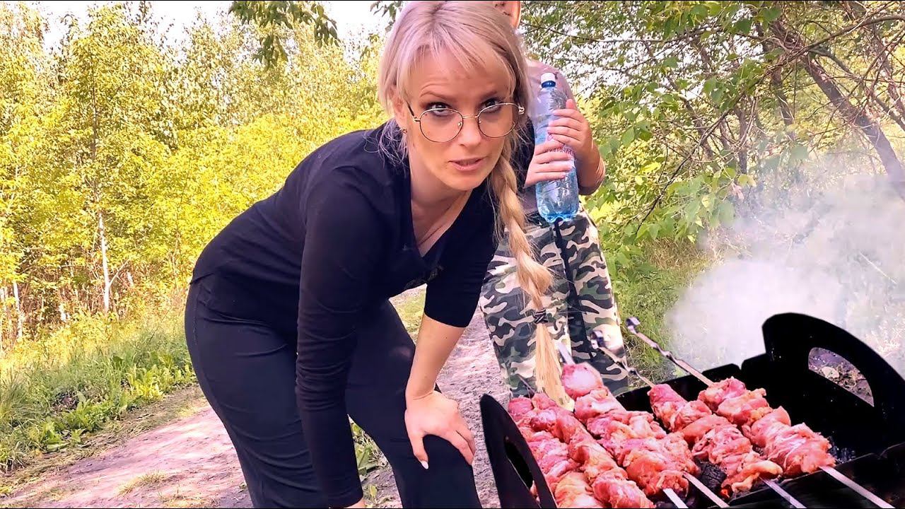 Марина жарит шашлык :) смотреть онлайн