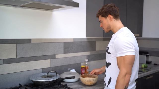 WHAT I EAT IN A DAY TO STAY SHREDDED // HOW I COUNT CALORIES смотреть онлайн