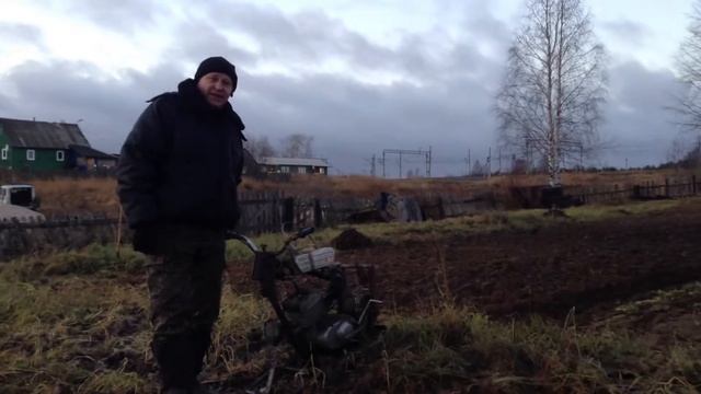 Пашем огород, самодельный плуг, двигатель МИНСК смотреть онлайн
