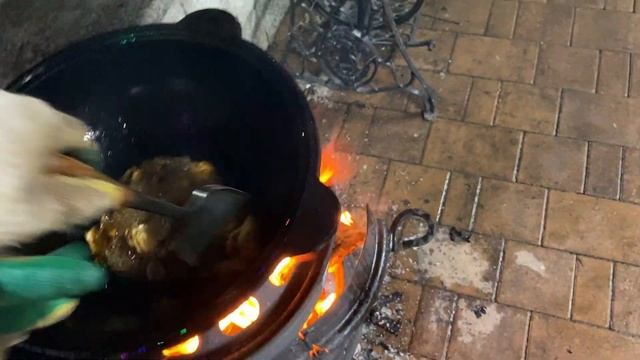Подготовка и прокалка нового казана + Свиные рёбрышки на казане. Как подготовить новый казан. смотреть онлайн