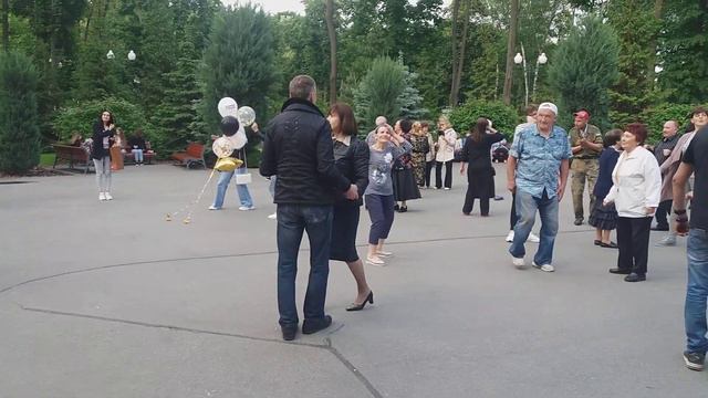 Харьков,танцы в парке,"Но не верю я что люди говорят!" смотреть онлайн