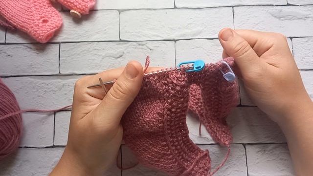 Боди из пряжи Пехорка детская новинка. Боди с рюшей спицами. смотреть онлайн
