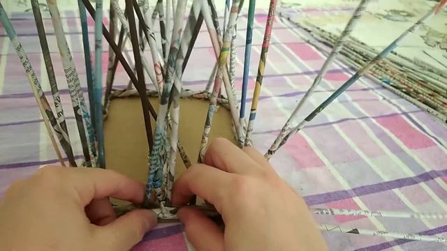 САЛФЕТНИЦА из газетных трубочек.Мастер-класс смотреть онлайн