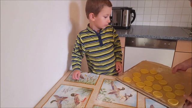 выпекаем пасхальные печенья /we're baking Easter Cookies смотреть онлайн