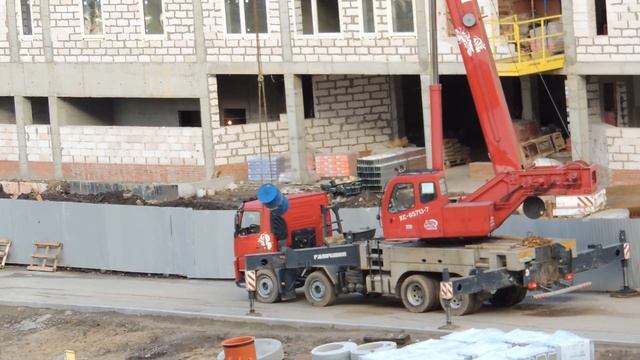 Автокран выгружает из газели бочку и положит её себе на машину смотреть онлайн