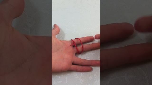 Лёгкий фокус| перемещения резинки с одного пальца на другой| + секрет|
