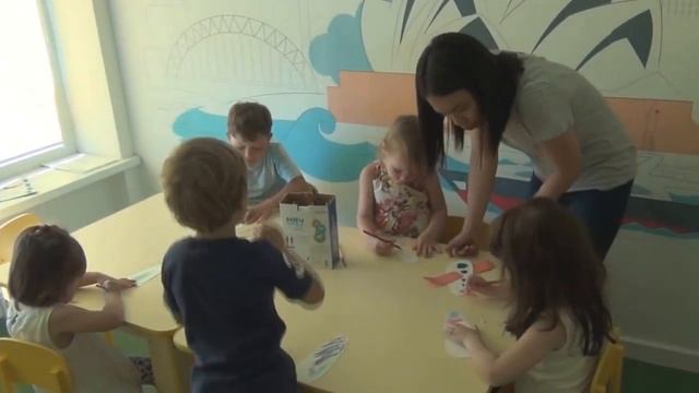 Занятия по изучению английского языка в игровой форме с новым преподавателем Amina Luy из Америк смотреть онлайн