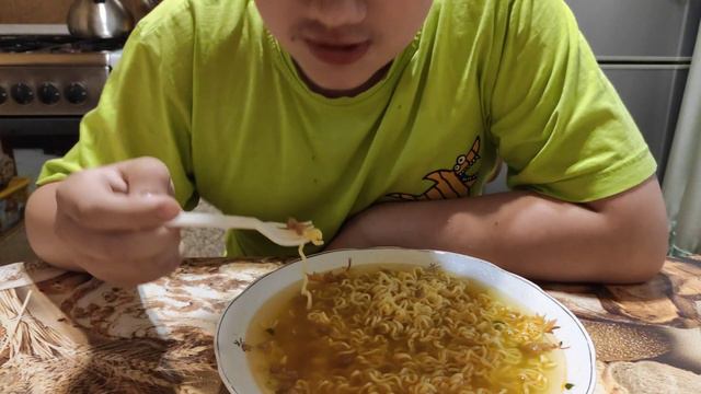 ШОК! АРТЕМ АРТЕМЫЧ ЖРЕТ ДВОЙНУЮ ПОРЦИЮ ДОШИРАКА!!! ГАСТРИТ ПОНОСА РУЛИТ смотреть онлайн