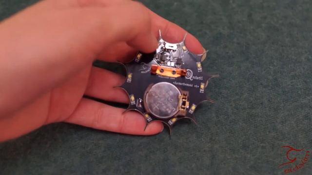 Светящийся значок (брошь) "Паук на паутине" смотреть онлайн