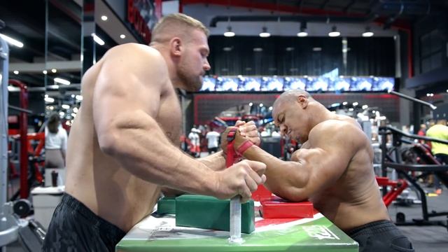 KIRILL SARYCHEV vs LARRY WHEELS ARM WRESTLING! смотреть онлайн
