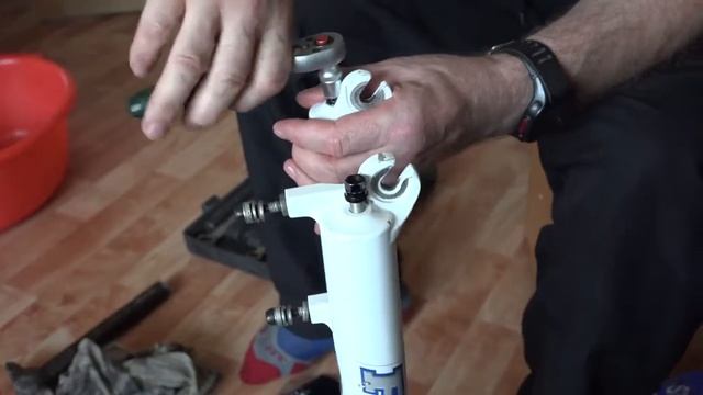 Fox F100RL Service Обслуживание вилки смотреть онлайн