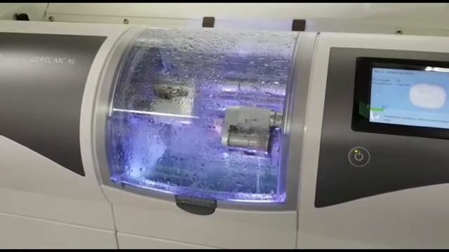 CEREC - фрезер вытачивает будущую коронку смотреть онлайн
