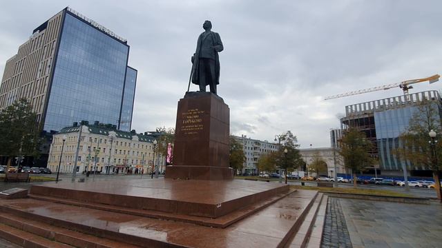 Москва. Как много в этом слове! Люди, машины, дороги, вокзалы, памятники... смотреть онлайн
