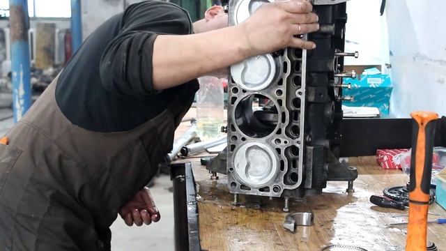 Явные признаки перегрева. Выдавило сальники. Двигатель BY491GP, тот самый Toyota 4Y, 3Y.