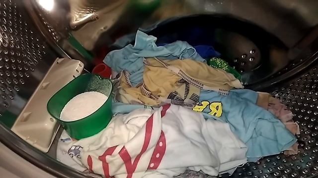 СУПЕР способ СТИРКИ белого белья// КАК УДАЛИТЬ ПЯТНА С ДЕТСКИХ ВЕЩЕЙ// КАК ОТБЕЛИТЬ ВЕЩИ смотреть онлайн