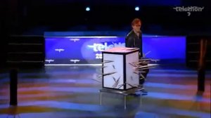 Фокусник насквозь проткнул девушку в коробке