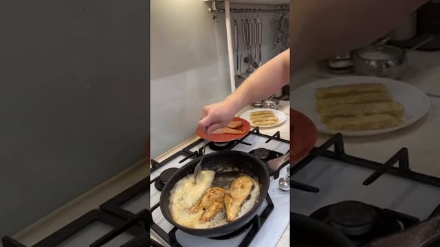 Стейк из Куриной грудки с гарниром из адыгейского сыра в панировке смотреть онлайн
