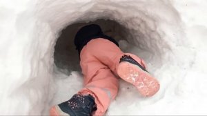 Построили супер дом из снега, дети построили Иглу.