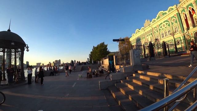 Екатеринбург 2023 г.НЕОБЫЧНАЯ АТМОСФЕРА. Прогуляйтесь с нами!Набережная Дом Севастьянова.Музыканты смотреть онлайн