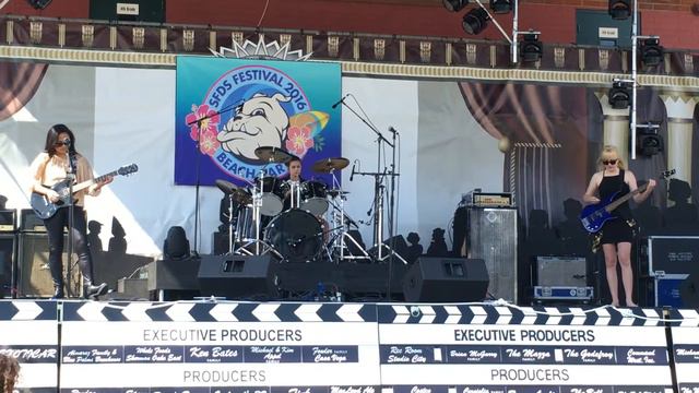 Cosmic Latte - Do Me A Favour (Arctic Monkeys) LIVE @ SFDS Fair 4/30/16 смотреть онлайн