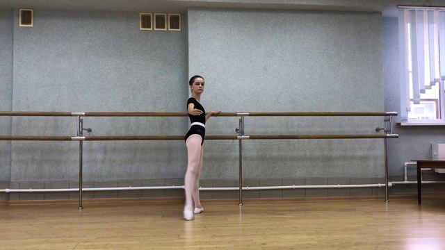 Rond de jambe par terre У станка смотреть онлайн
