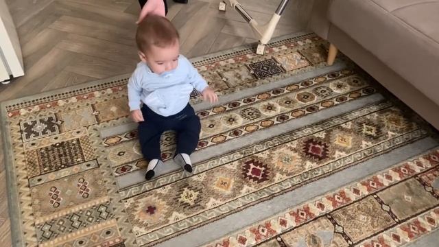 Мастер закончил собирать кухню, съездили с мастером к дочке, повесили зеркало и ещё по мелочи.Ужин? смотреть онлайн
