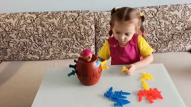 Настольная игра "Хитрый пират"/Пират в бочке/Распаковка/Играем в весёлую детскую игру ?DARIA STAR смотреть онлайн