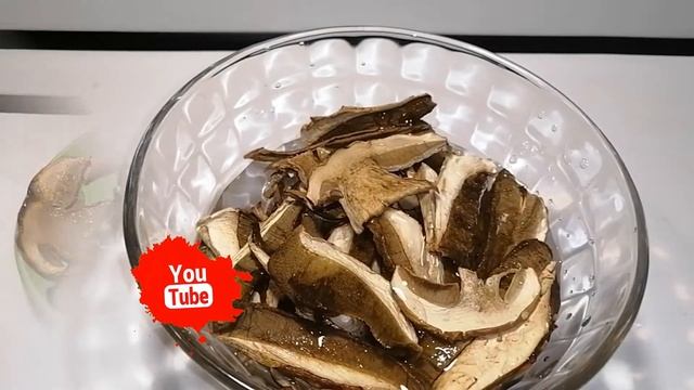 САЛАТ С СУХИМИ «БЕЛЫМИ» ГРИБАМИ!!! #салатсгрибами #салатновинка #КарусельРецептов смотреть онлайн